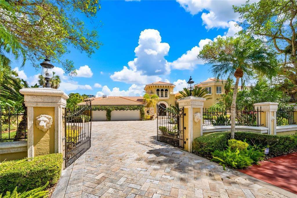 Single Family Homes for Sale at 61 S WASHINGTON DRIVE Sarasota, Florida 34236 United States