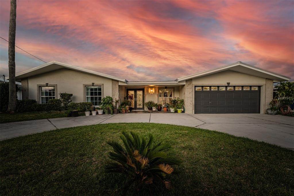 Single Family Homes 为 销售 在 2281 LAGOON DRIVE Dunedin, 佛罗里达州 34698 美国
