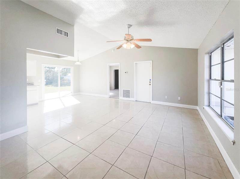4. Single Family Homes for Sale at 2617 DERBY DRIVE 2617 DERBY DRIVE Deltona, Florida 32738 United States