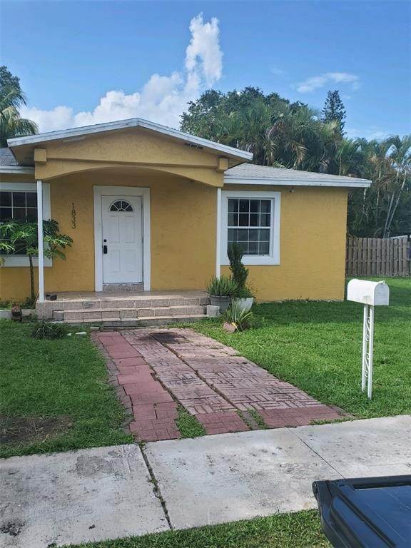 Single Family Homes 为 销售 在 1833 NE 153RD STREET 北迈阿密海滩, 佛罗里达州 33162 美国