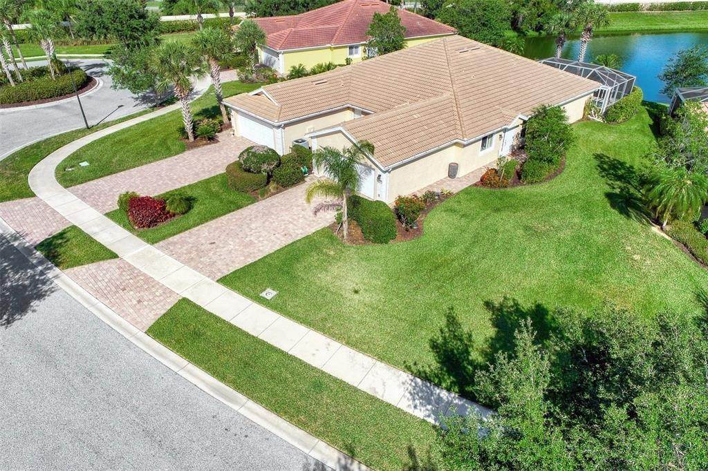 4. Single Family Homes for Sale at 2114 BURGOS DRIVE Sarasota, Florida 34238 United States