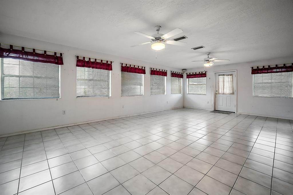 20. Single Family Homes for Sale at 34036 GRANT AVENUE Leesburg, Florida 34788 United States