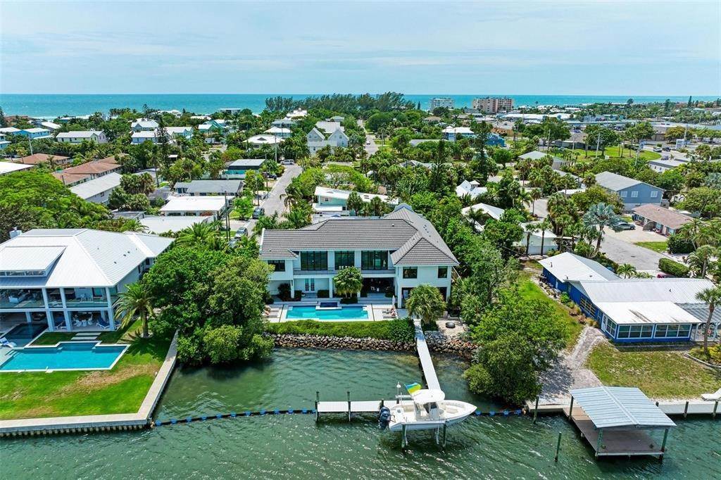 Single Family Homes por un Venta en 212 HAVERKOS COURT Holmes Beach, Florida 34217 Estados Unidos