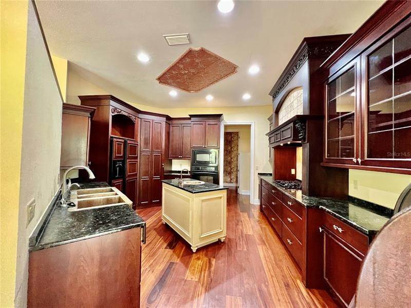 14. Single Family Homes for Sale at 7333 FOX TROTTING ROAD Sarasota, Florida 34241 United States