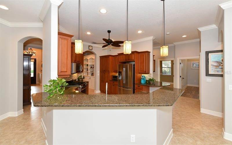 11. Single Family Homes for Sale at 8023 36TH STREET CIRCLE Sarasota, Florida 34243 United States