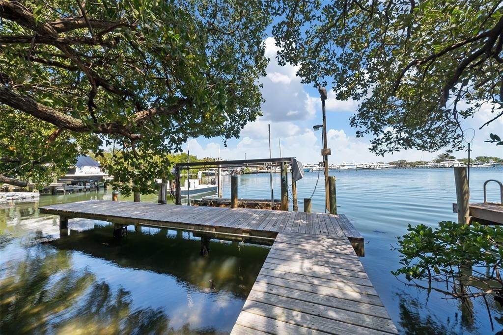 8. Single Family Homes for Sale at 821 S BAY BOULEVARD Anna Maria, Florida 34216 United States