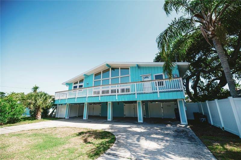 Single Family Homes 为 销售 在 208 BATES AVENUE 印度岩石海滩, 佛罗里达州 33785 美国