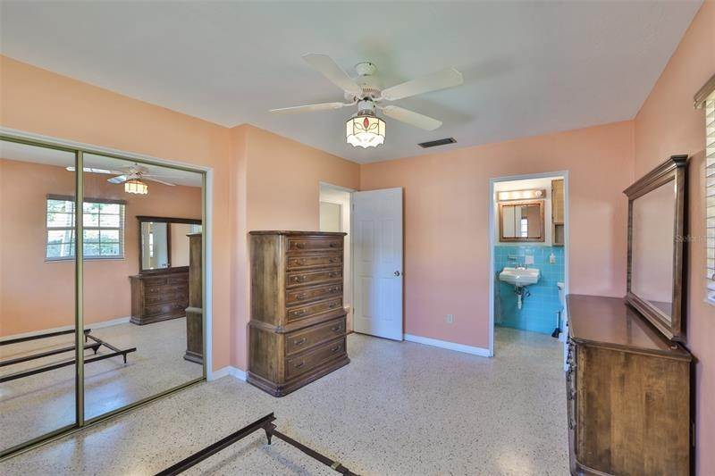 19. Single Family Homes for Sale at 1067 63RD AVENUE St. Petersburg, Florida 33705 United States