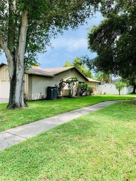 4. Single Family Homes for Sale at 13676 KIMBERLY OAKS CIRCLE Largo, Florida 33774 United States