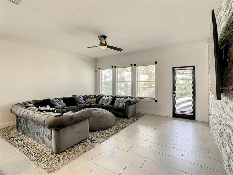 18. Single Family Homes for Sale at 1423 PRO SHOP COURT Davenport, Florida 33896 United States