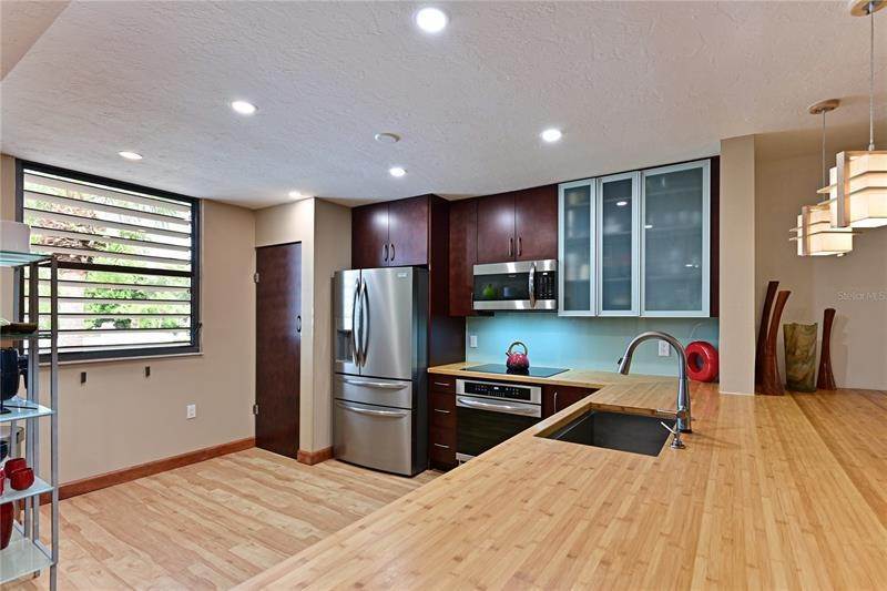 12. Single Family Homes for Sale at 634 WOODLAWN DRIVE Bradenton, Florida 34210 United States