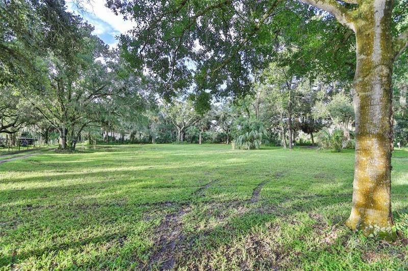7. Single Family Homes for Sale at 12533 FOUR WHEEL DRIVE Tampa, Florida 33635 United States