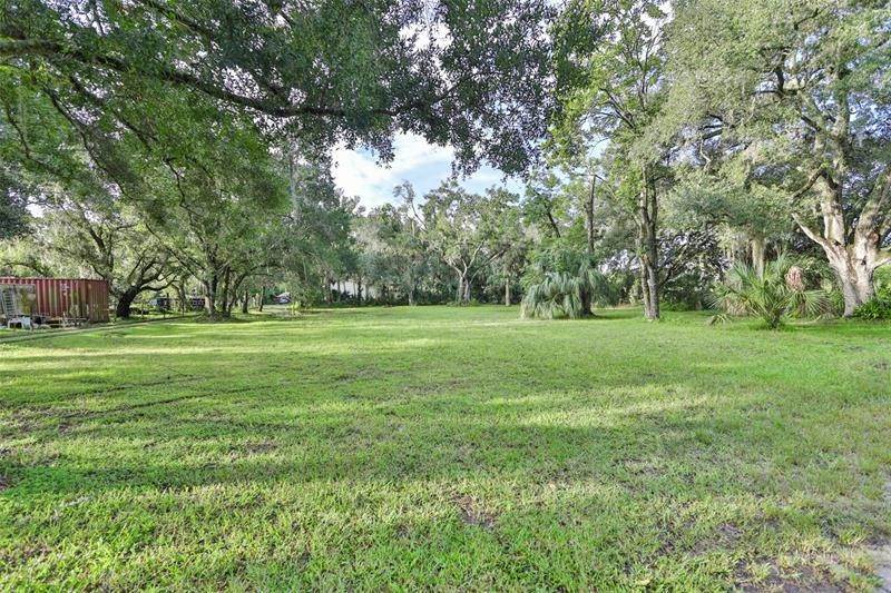 8. Single Family Homes for Sale at 12533 FOUR WHEEL DRIVE Tampa, Florida 33635 United States