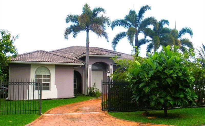 Single Family Homes por un Venta en 28003 SW 165TH COURT Homestead, Florida 33033 Estados Unidos