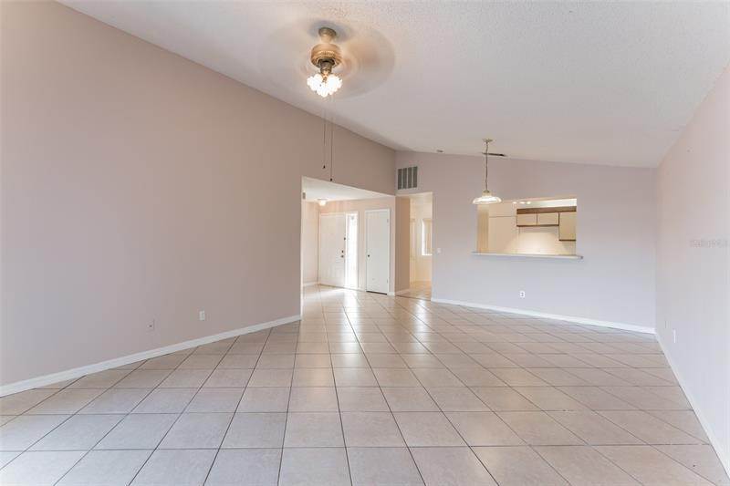 13. Single Family Homes for Sale at 118 PINEWOOD CIRCLE Kissimmee, Florida 34743 United States