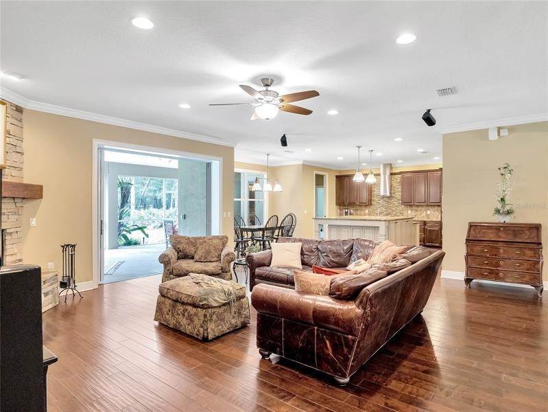 18. Single Family Homes for Sale at 450 FAYE STREET Apopka, Florida 32712 United States