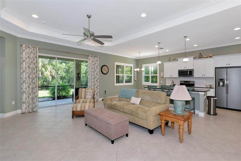 7. Single Family Homes for Sale at 3807 WOODCLIFF LAKE TERRACE Sarasota, Florida 34243 United States
