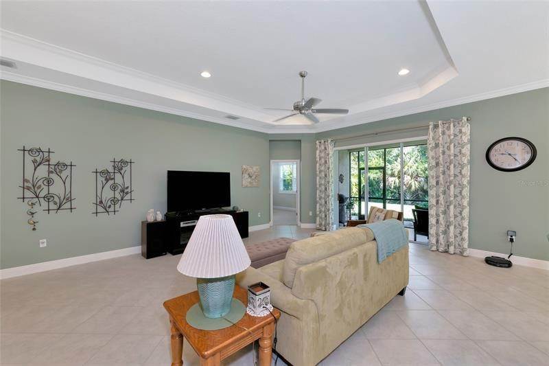 18. Single Family Homes for Sale at 3807 WOODCLIFF LAKE TERRACE Sarasota, Florida 34243 United States