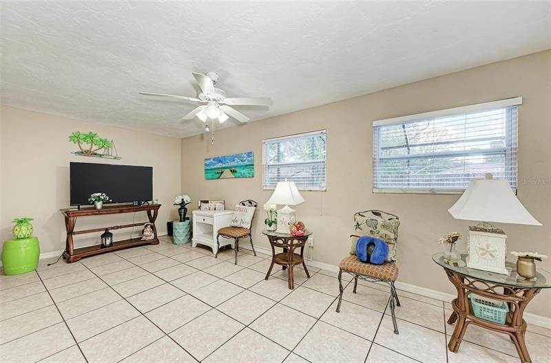 16. Single Family Homes for Sale at 5109 SAN JOSE DRIVE Sarasota, Florida 34235 United States
