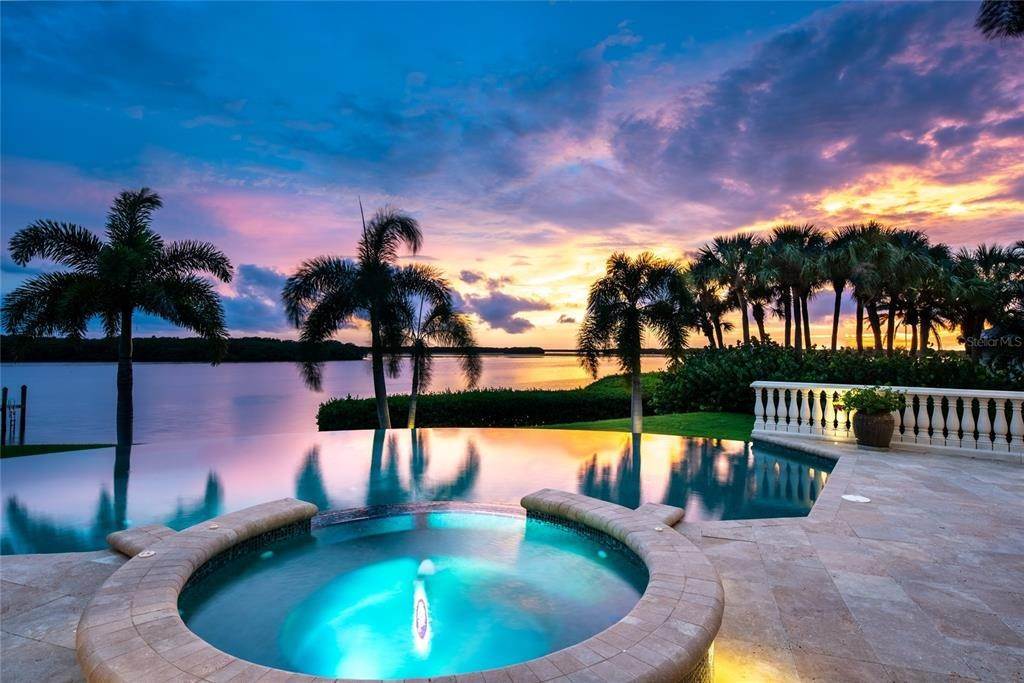 Single Family Homes 为 销售 在 2131 OCEANVIEW DRIVE 盈翠半岛, 佛罗里达州 33715 美国