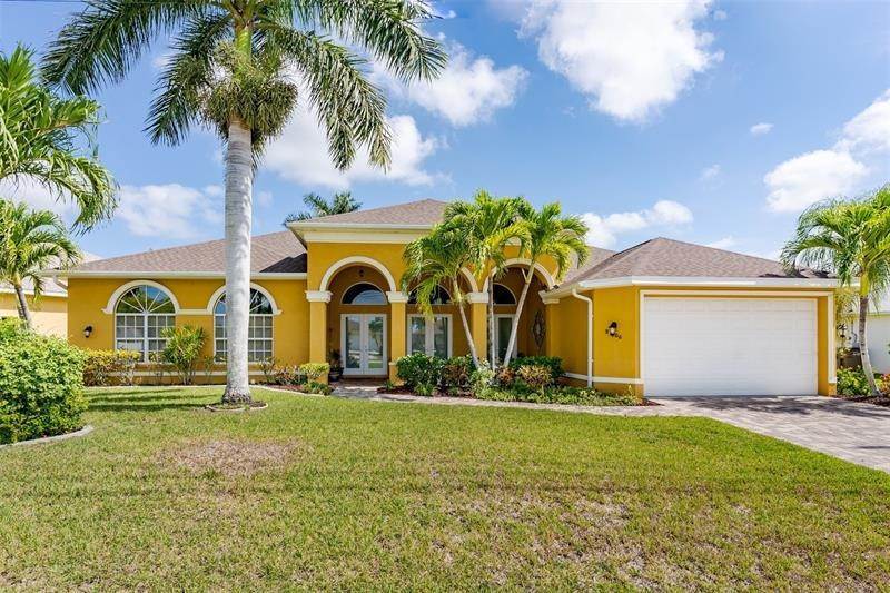 Single Family Homes 为 销售 在 2605 BEACH PARKWAY 凯普珊瑚, 佛罗里达州 33914 美国