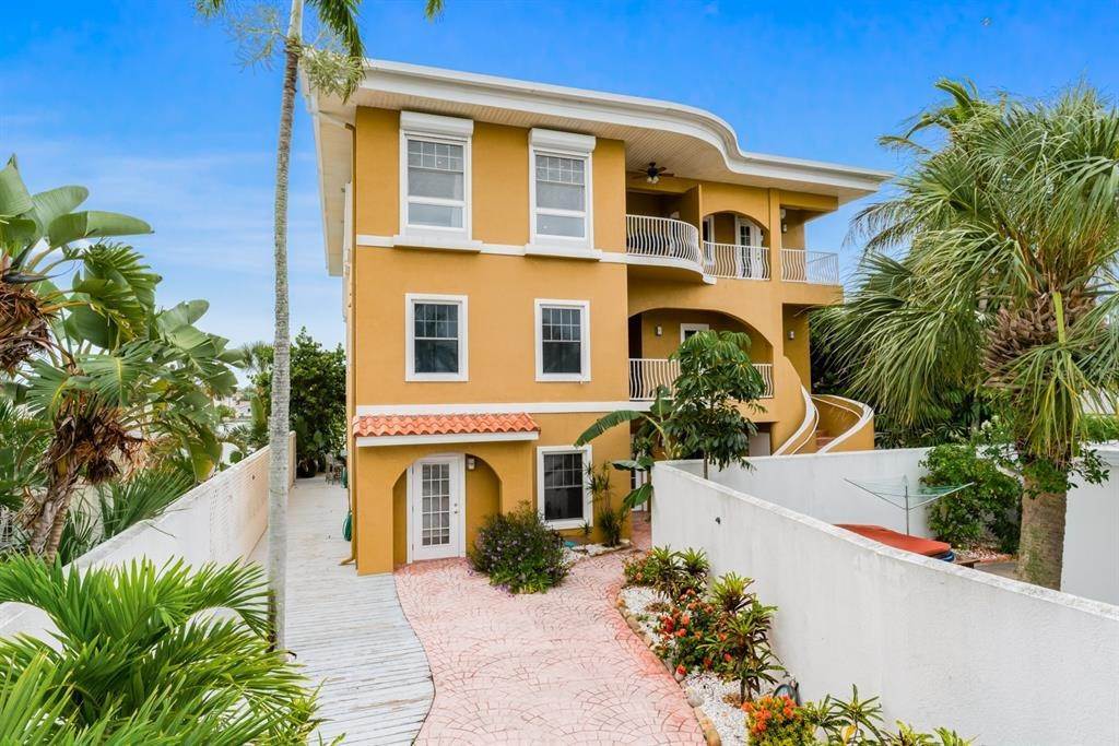 Single Family Homes por un Venta en 7953 BAYSHORE DRIVE Treasure Island, Florida 33706 Estados Unidos