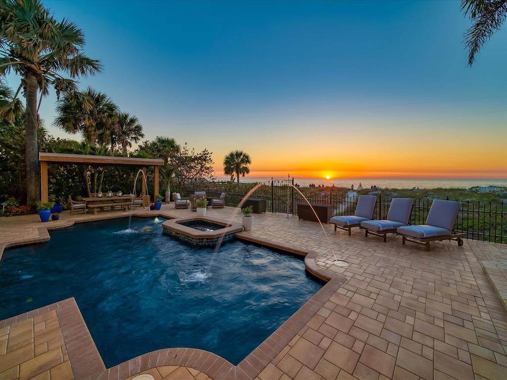 Single Family Homes 为 销售 在 2 18TH AVENUE 印度岩石海滩, 佛罗里达州 33785 美国