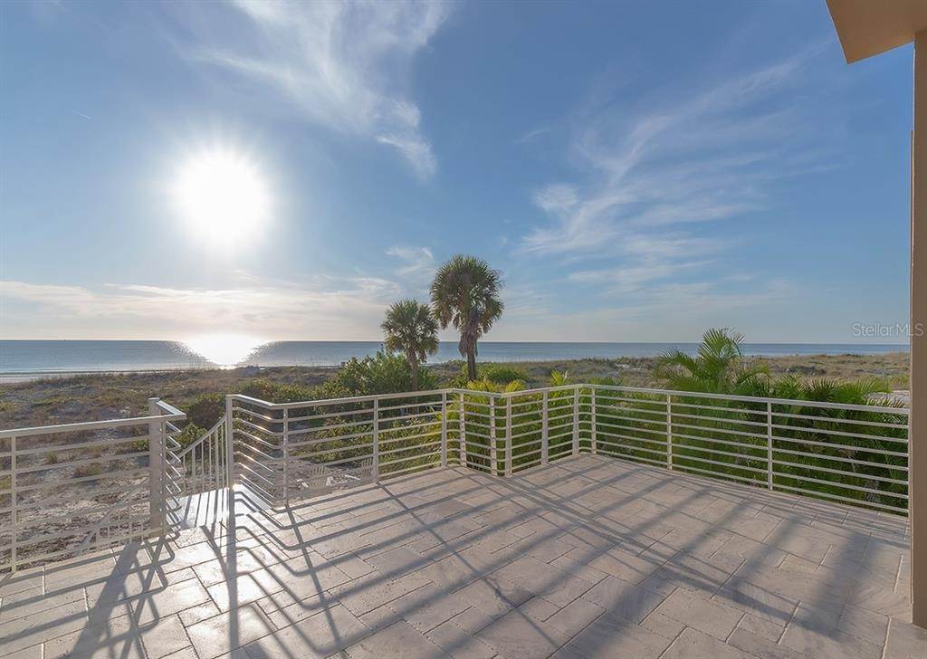 Single Family Homes 为 销售 在 13255 GULF LANE Madeira Beach, 佛罗里达州 33708 美国