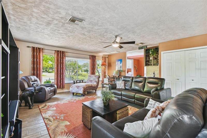 20. Single Family Homes for Sale at 90 S JEFFERSON AVENUE Sarasota, Florida 34237 United States