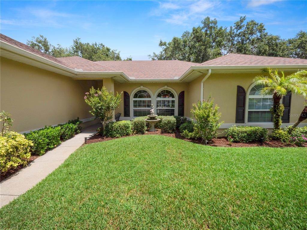 7. Single Family Homes for Sale at 1511 ROYAL FOREST LOOP Lakeland, Florida 33811 United States