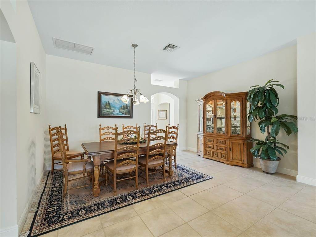 9. Single Family Homes for Sale at 705 INNER CIRCLE The Villages, Florida 32162 United States