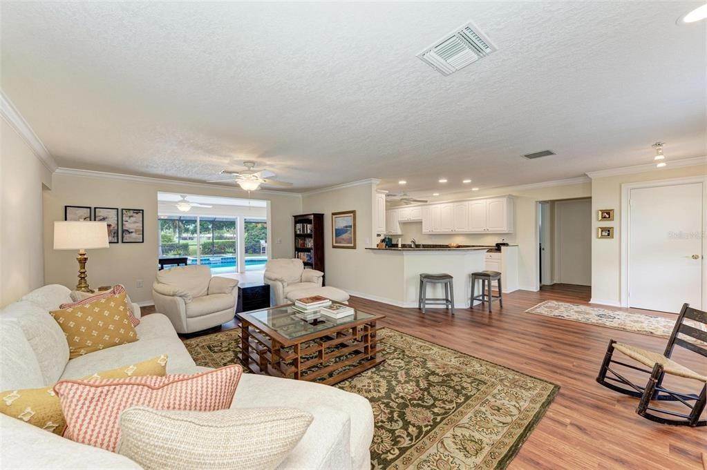 9. Single Family Homes for Sale at 2115 BROOKHAVEN DRIVE Sarasota, Florida 34239 United States