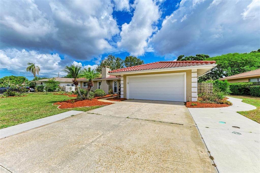 4. Single Family Homes for Sale at 2115 BROOKHAVEN DRIVE Sarasota, Florida 34239 United States