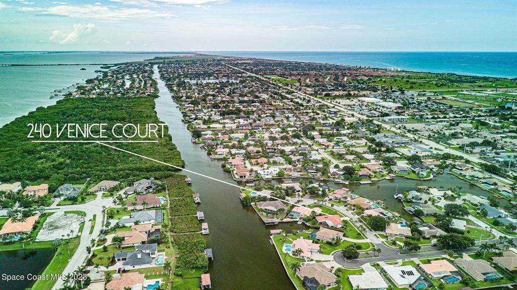 Single Family Homes 为 销售 在 240 VENICE COURT Satellite Beach, 佛罗里达州 32937 美国