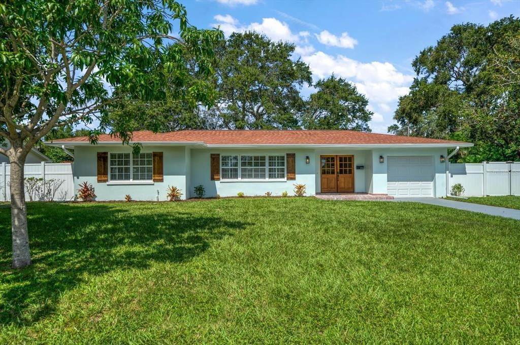 Single Family Homes por un Venta en 1736 GOLF VIEW DRIVE Belleair, Florida 33756 Estados Unidos