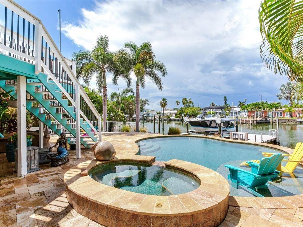 Single Family Homes 为 销售 在 556 LILLIAN DRIVE Madeira Beach, 佛罗里达州 33708 美国