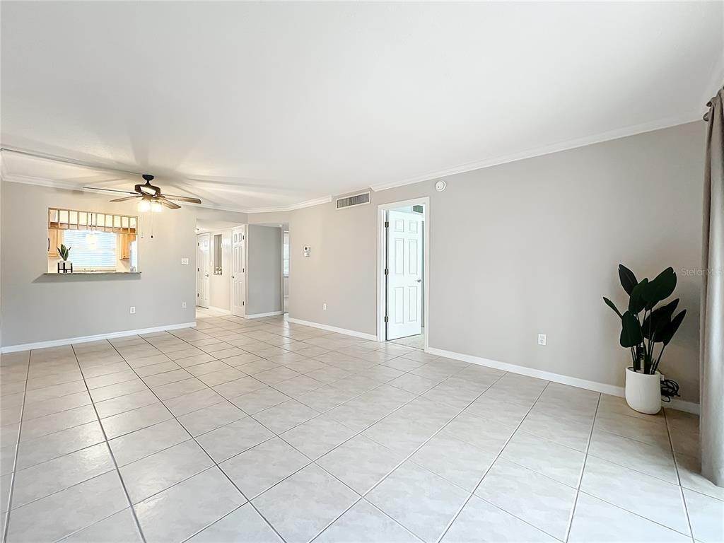 13. Single Family Homes for Sale at 930 La Costa CIRCLE 3 Sarasota, Florida 34237 United States