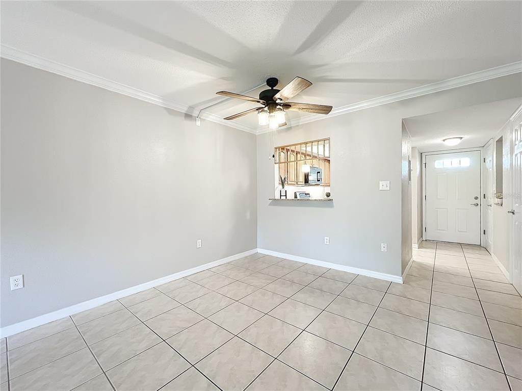 14. Single Family Homes for Sale at 930 La Costa CIRCLE 3 Sarasota, Florida 34237 United States