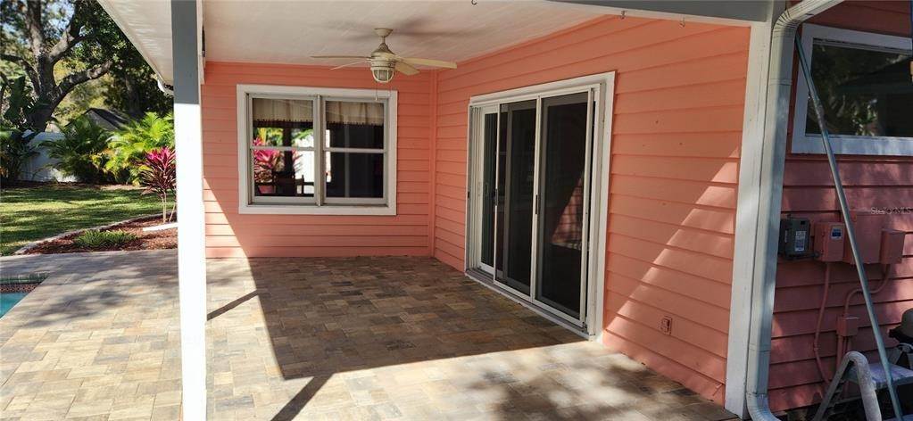 13. Single Family Homes for Sale at 1550 Chateau Wood DRIVE Clearwater, Florida 33764 United States