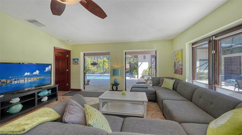 15. Single Family Homes for Sale at 5875 Wildwood AVENUE Sarasota, Florida 34231 United States