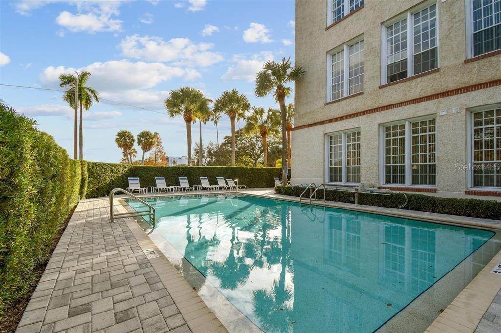 11. Single Family Homes for Sale at 701 Mirror Lake DRIVE 118 St. Petersburg, Florida 33701 United States