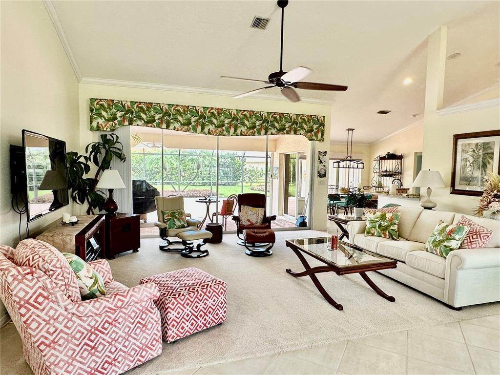 10. Single Family Homes for Sale at 553 Lake Of The Woods DRIVE Venice, Florida 34293 United States