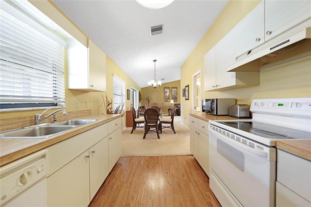 18. Single Family Homes for Sale at 10190 Seabrook AVENUE Englewood, Florida 34224 United States