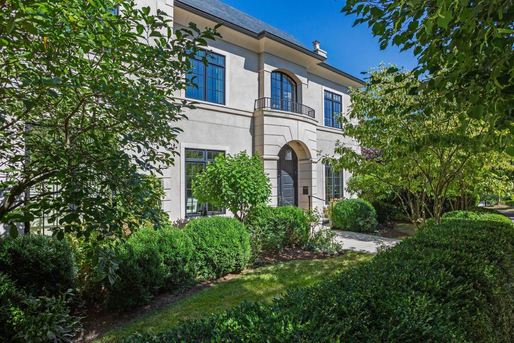 Single Family Homes 为 销售 在 2100 Dunmore Ln Nw 华盛顿市, 哥伦比亚特区 20007 美国