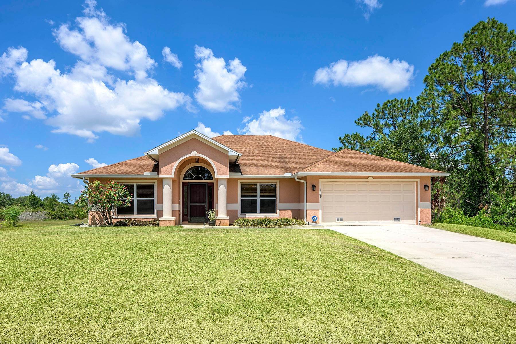 Single Family Homes 为 销售 在 1607 State AVE 1607 State Avenue Lehigh Acres, 佛罗里达州 33972 美国