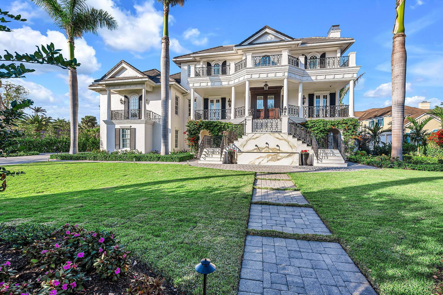 Single Family Homes 为 销售 在 PORT ROYAL 225 Cove Lane 那不勒斯, 佛罗里达州 34102 美国