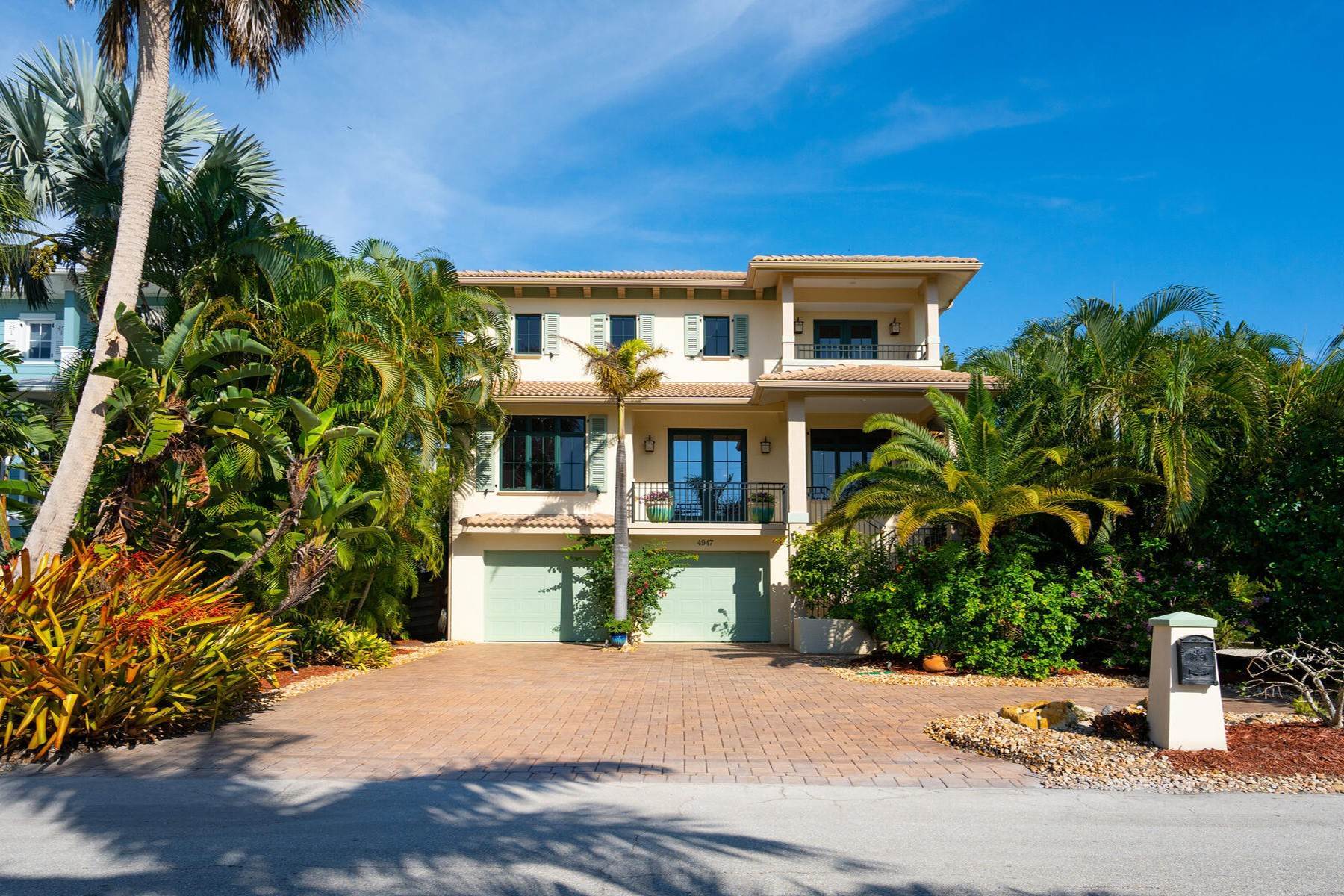 Other Residential Homes por un Venta en SIESTA BEACH 4947 Commonwealth Drive Sarasota, Florida 34242 Estados Unidos