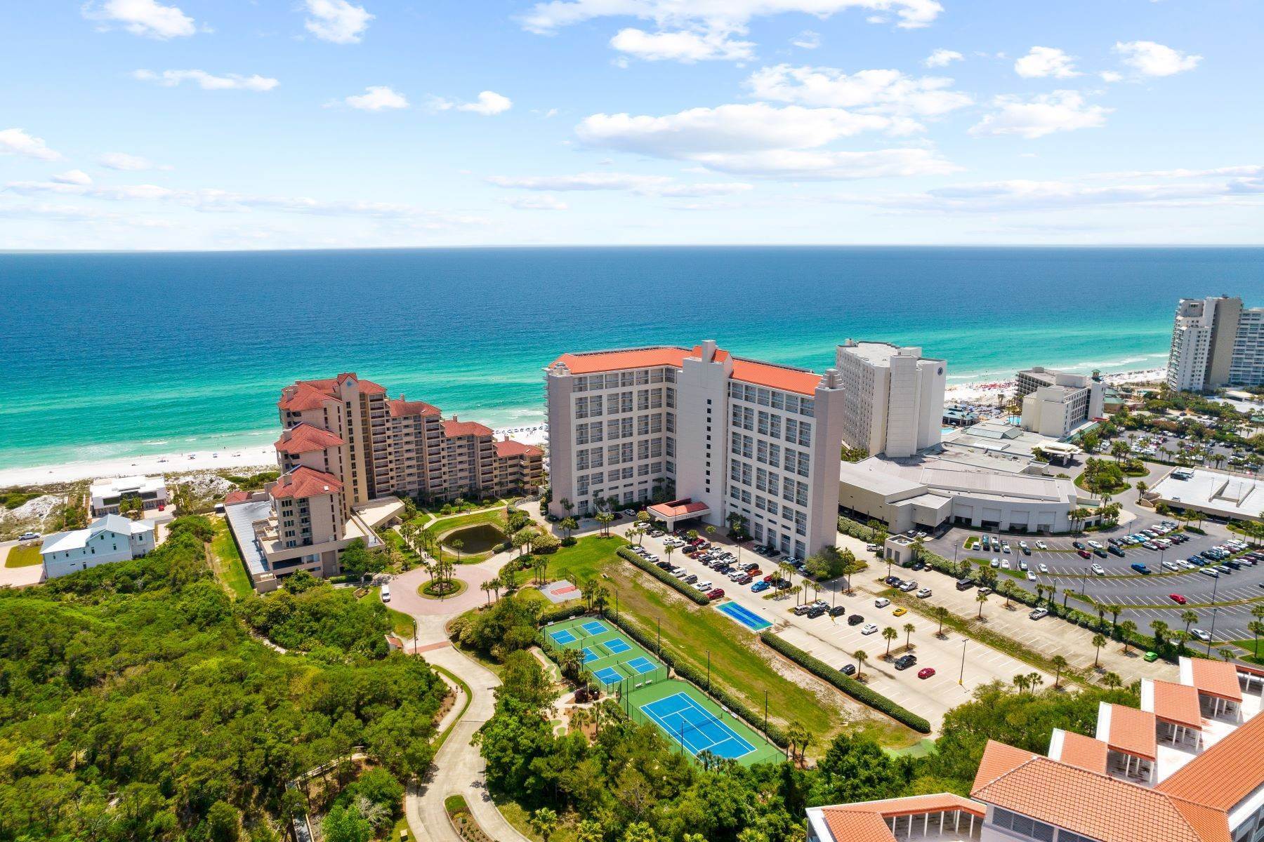 Condominiums 为 销售 在 Tastefully Modern Gulf Front Condo in Gated Resort 550 Tops'l Beach Boulevard, 1005 米拉马尔, 佛罗里达州 32550 美国