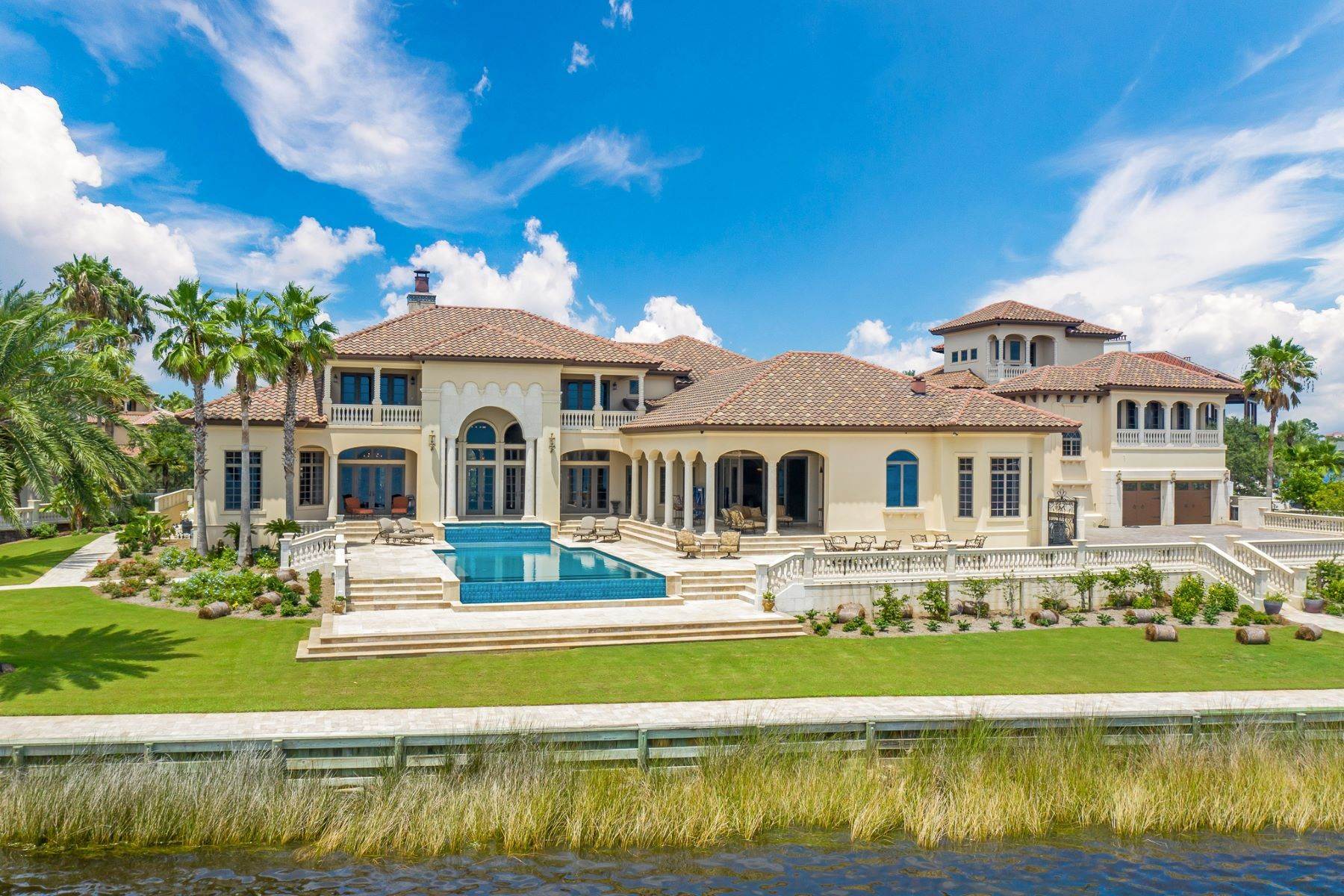 Single Family Homes 为 销售 在 Waterfront Estate on Grand Lagoon 5222 Finisterre Drive 巴拿马城海滩, 佛罗里达州 32408 美国
