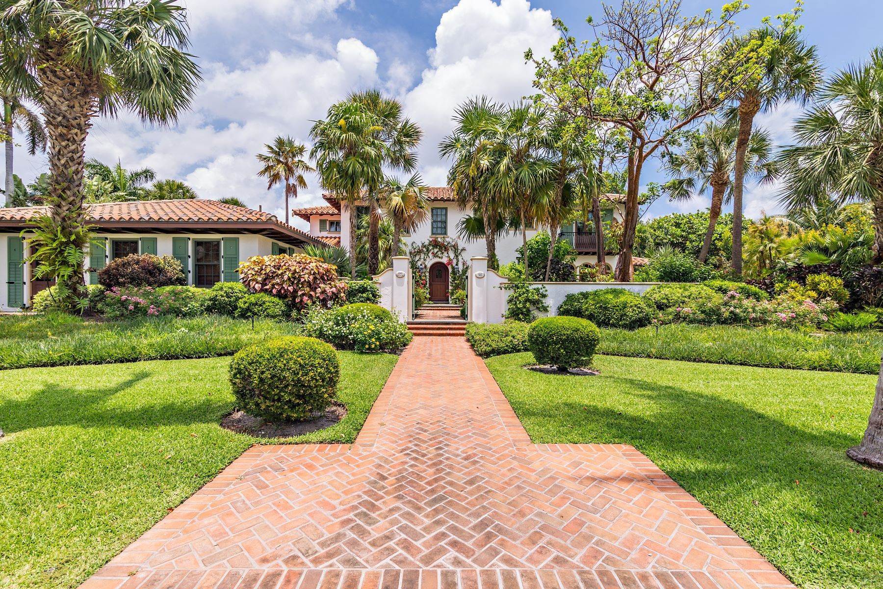 Single Family Homes 为 销售 在 Exquisitely Restored Mediterranean Revival Home 125 E Lakewood Road 西棕榈滩, 佛罗里达州 33405 美国